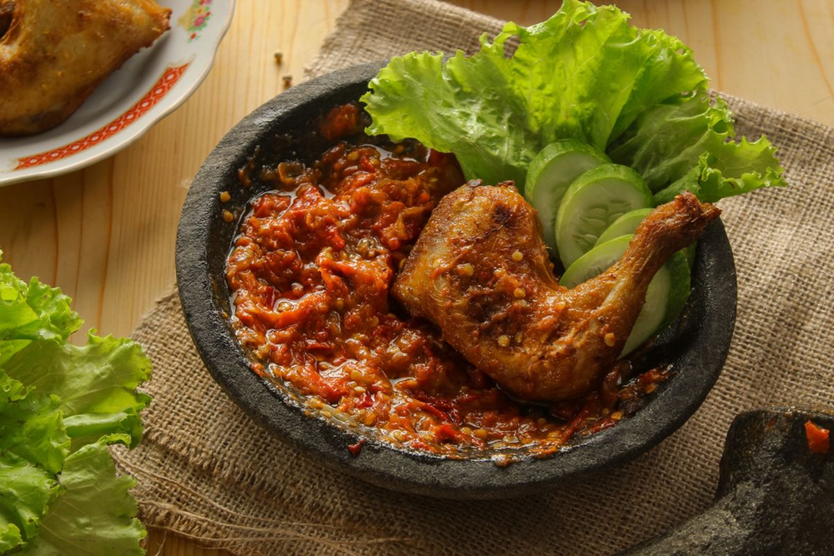 Ayam Penyet Sambal Terasi yang Wajib Dicoba Pecinta Pedas